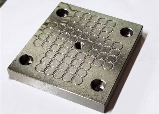 CNC de trituração das peças do CNC de P20 NAK80 que faz à máquina as peças plásticas que concordam o projeto ou as amostras